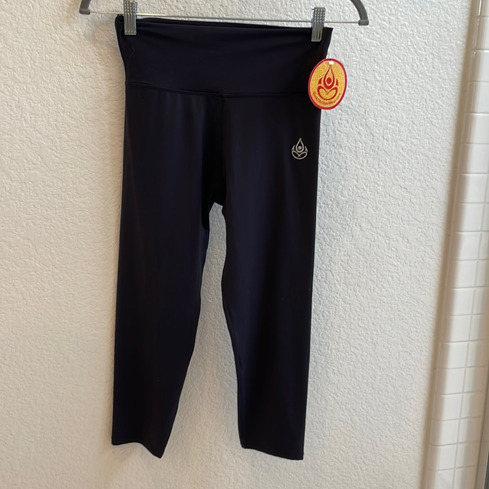 Shakti black capri leghings NWT!